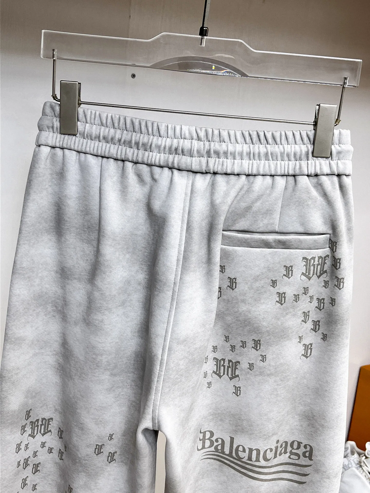 Balenciaga 🆕2026 Autumn and Winter New Arrival Casual Pants! The official website will be released simultaneously. Brand Classic LOGO casual pants, customized fabrics, excellent comfort and strong touch. Highly recognisable, perfect appearance and craftsmanship. Size:M-3XL